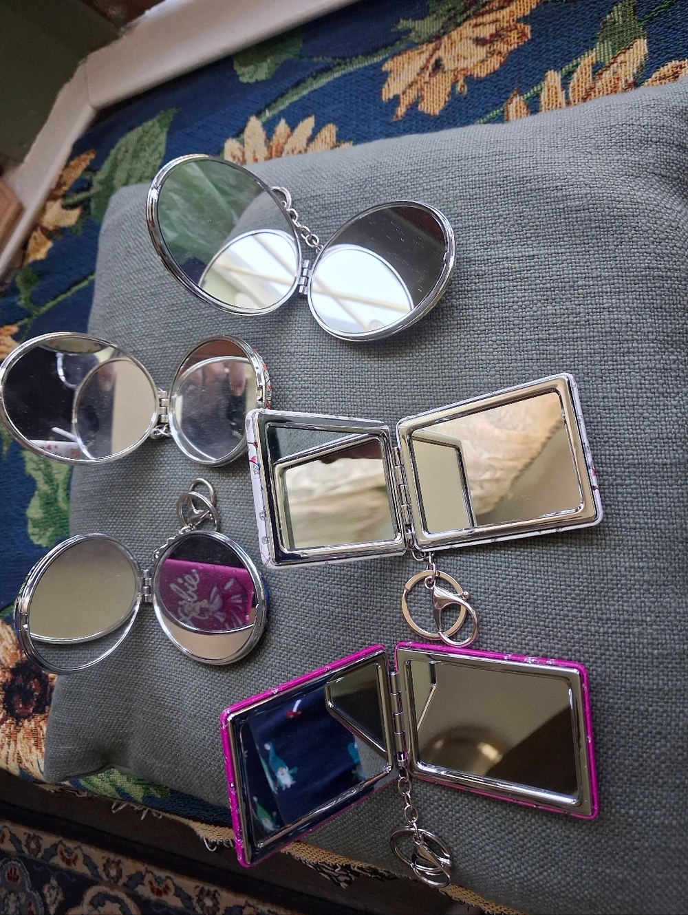 Mirror With Keychain - Picture 8 of 10
